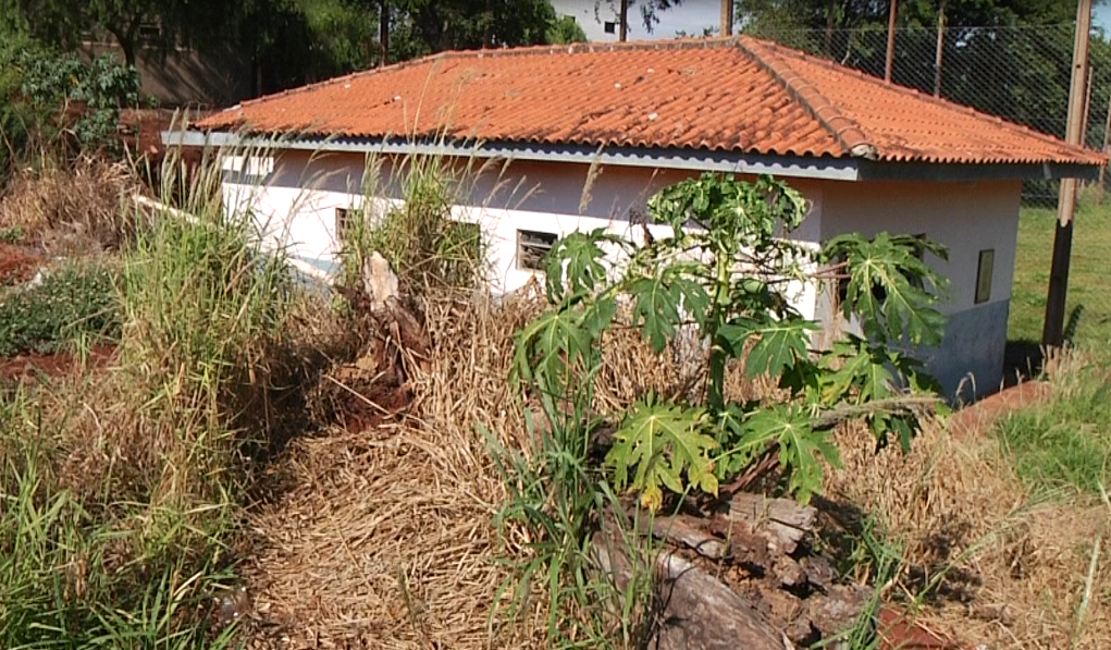 Vestiário do campo de futebol da vila Cândida está depredado