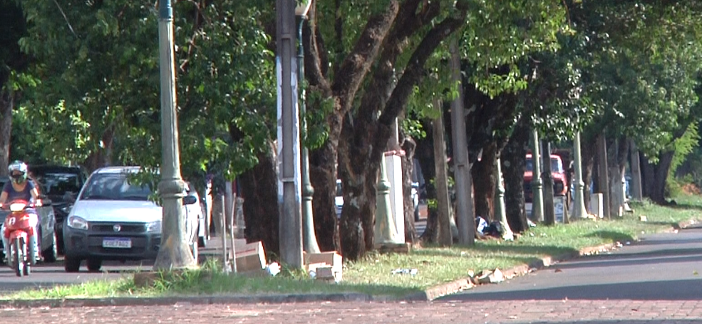 Lixo e móveis continuam sendo jogados nos canteiros centrais de Campo Mourão