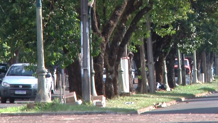 Lixo e móveis continuam sendo jogados nos canteiros centrais de Campo Mourão