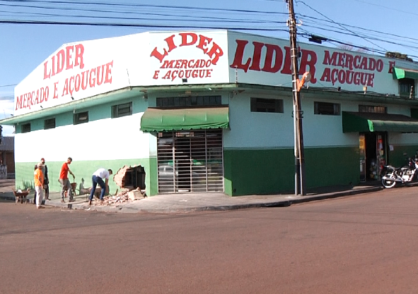 Colisão em mercado assusta comerciante e clientes