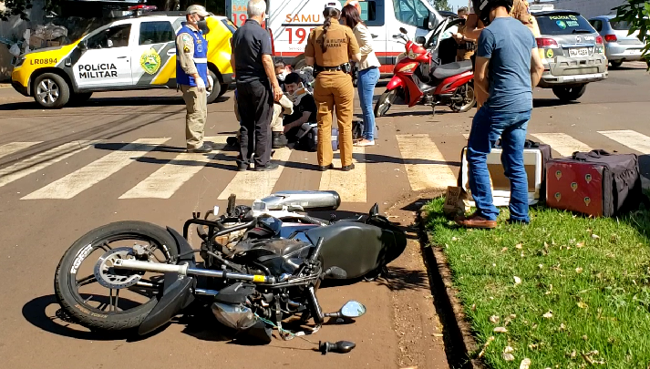 Acidente entre motos deixa duas pessoas feridas no centro Acidente entre motos deixa duas pessoas feridas no centro