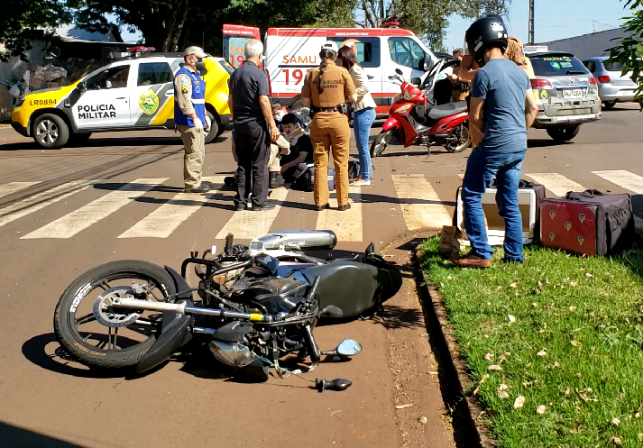 Acidente entre motos deixa duas pessoas feridas no centro