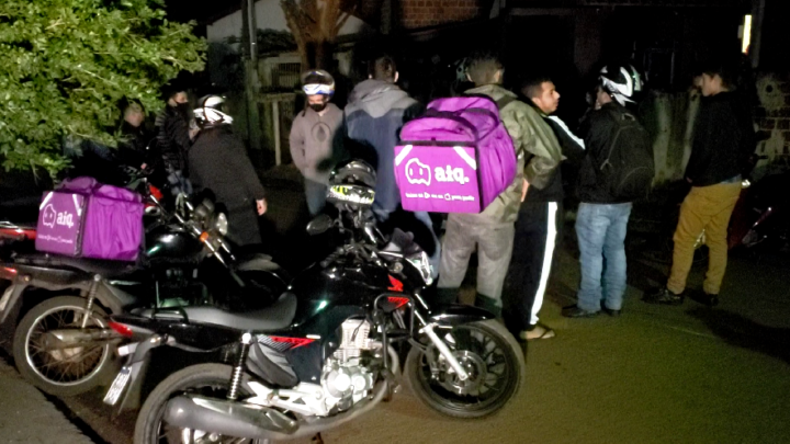 Motociclistas se unem para localizar ladrões que roubam entregadores