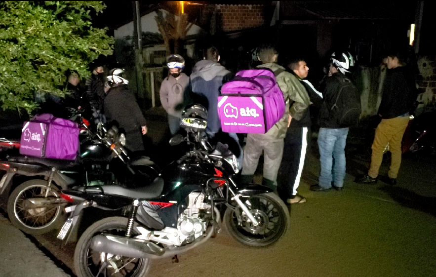 Motociclistas se unem para localizar ladrões que roubam entregadores