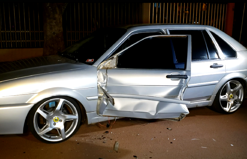 Motociclista sofre ferimentos após bater em lateral de carro