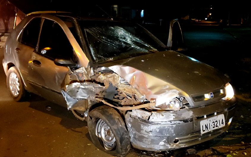 Motorista fica ferido ao bater carro contra árvore