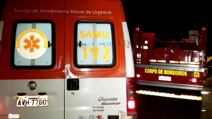 Residência de madeira é destruída pelo fogo no Lar Paraná