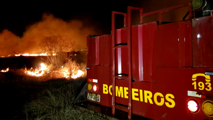 Bombeiros controlaram incêndio ambiental em Campo Mourão