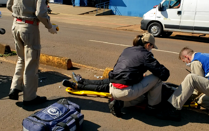 Motociclista atravessa em lugar errado e acaba ferida em colisão na Perimetral