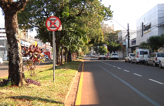 Placas sinalizadas mostram locais proibido estacionar