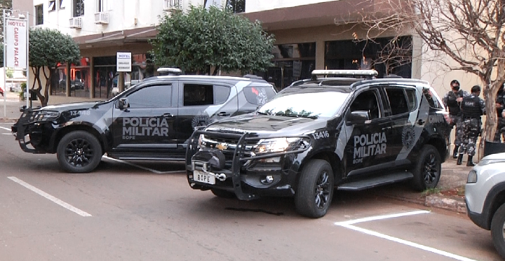 Viaturas de choque em frente a hotel chama a atenção da população Viaturas de choque em frente a hotel chama a atenção da população