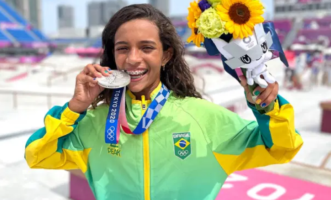 Aos 13 anos, Rayssa Leal, a Fadinha é medalha de prata no Skate Street em Tóquio