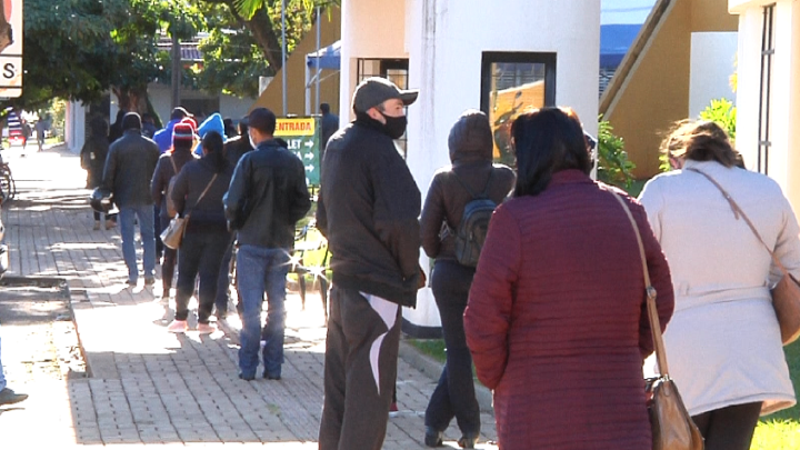 39 anos ou mais na fila da vacinação nesta segunda-feira 39 anos ou mais na fila da vacinação nesta segunda-feira