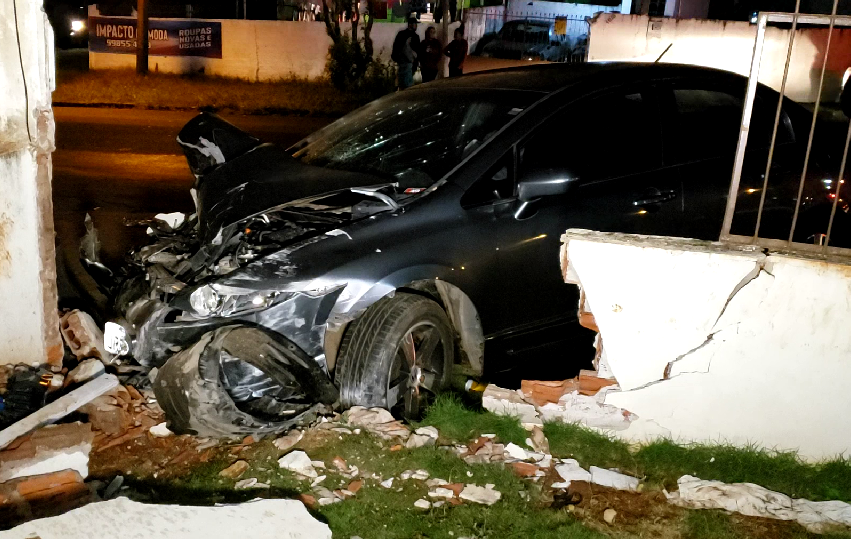 Motorista perde controle e bate em carro estacionado