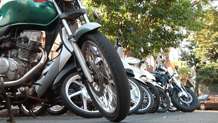 Motociclistas protestam pedindo a isenção de pagamento para motos na zona azul