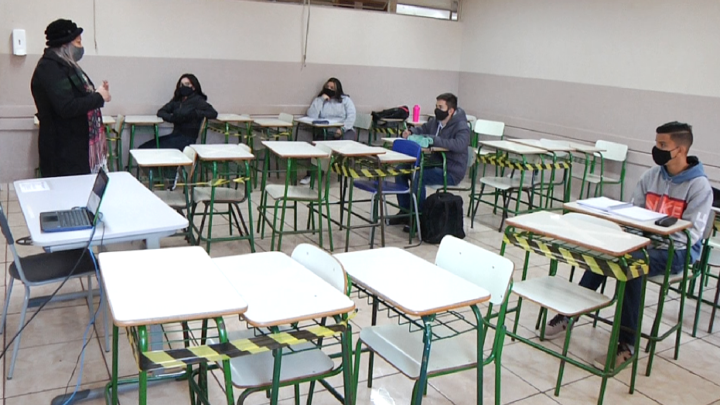 50% dos alunos retornaram as escolas em um mês de aulas presenciais 50% dos alunos retornaram as escolas em um mês de aulas presenciais
