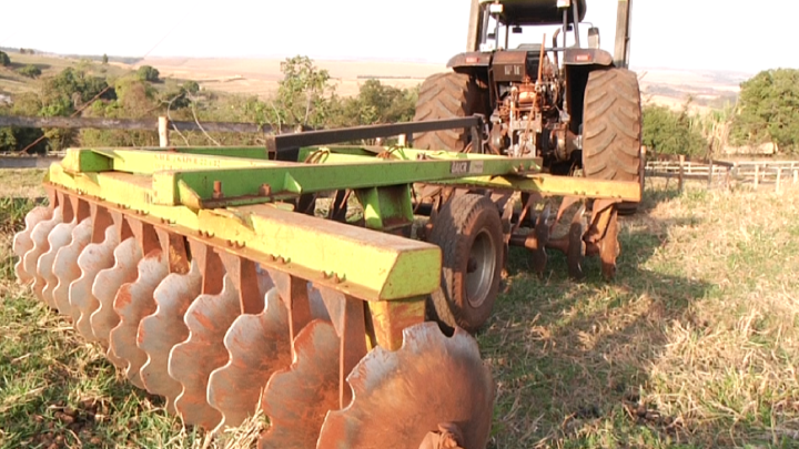 Pneu de trator passa em cima da cabeça de agricultor em Sertãozinho