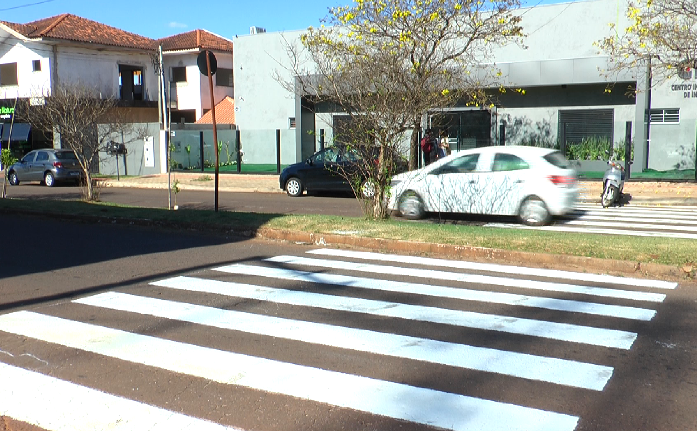 Diretran atende pedido e pinta faixas de pedestres na Avenida Armelindo Trombini