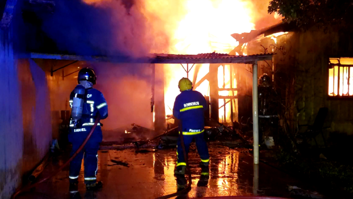 Fogo destrói casa de madeira e atinge residências vizinhas