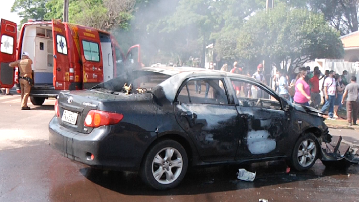 Carro pega fogo após bater em moto no centro de Campo Mourão