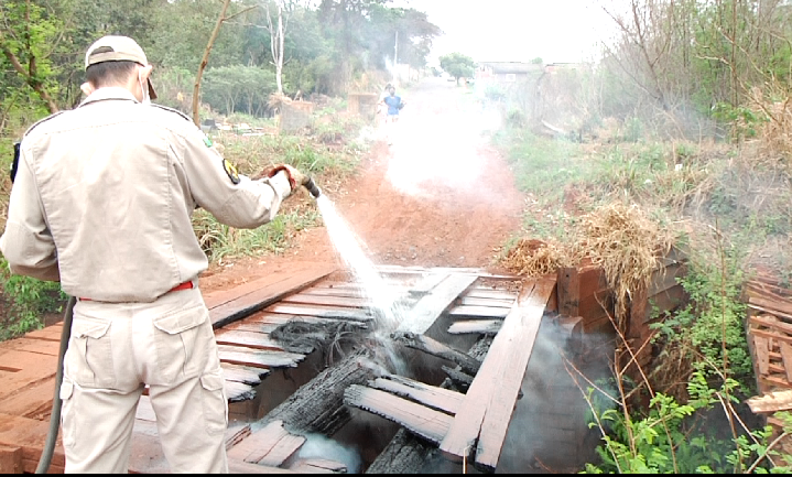 Ponte de acesso ao Conjunto Fortunato Perdoncini é incendiado