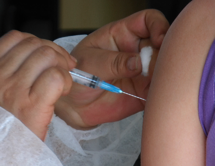 Ritmo da vacinação contra COVID-19 é acelerado, diz secretário da saúde