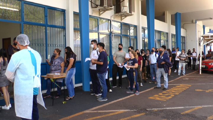 Jovens de 15 anos receberam a primeira dose da vacina