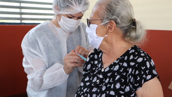 Dose de reforço da vacinação contra Covid para idosos a partir de 80 anos