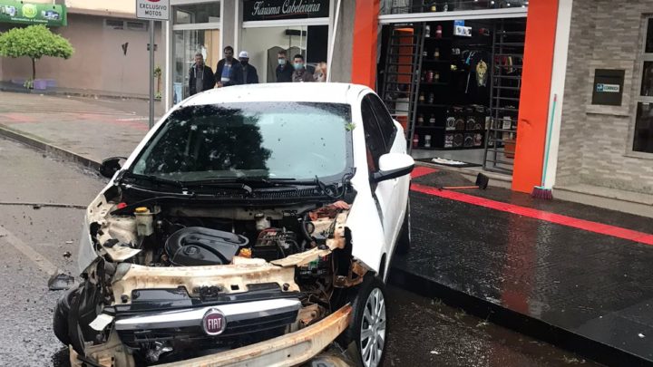 Acidente de trânsito deixa prejuízos que passam de R$15 mil á empresários Acidente de trânsito deixa prejuízos que passam de R$15 mil á empresários