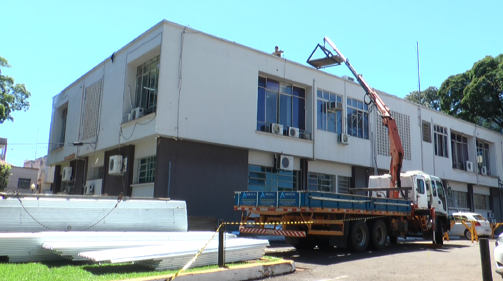 Obras de troca do telhado da Prefeitura de Campo Mourão prosseguem