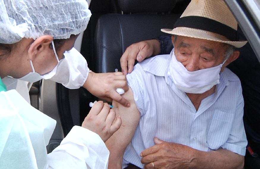 Dose de reforço da vacinação contra COVID-19 para idosos