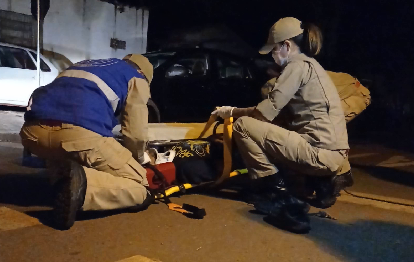 Idoso fica ferido em colisão de moto com carro estacionado