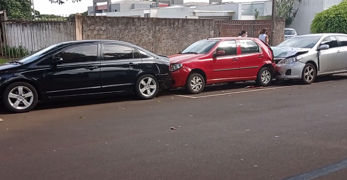Motorista sem habilitação bate em três veículos no centro de Campo Mourão