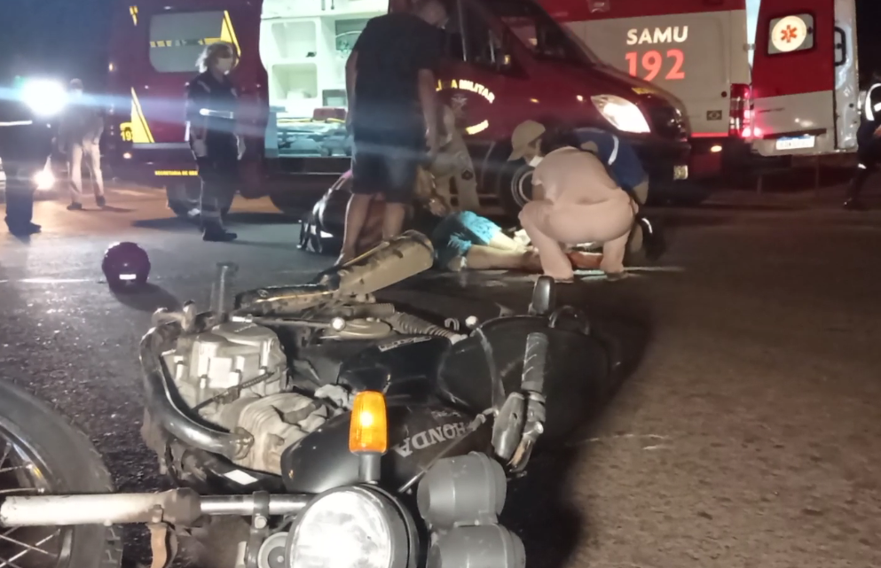 Acidente entre motos deixa duas pessoas gravemente feridas