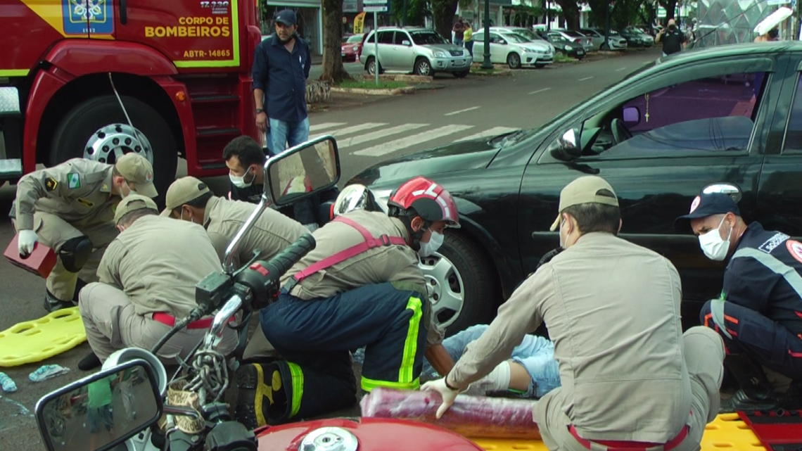 Acidente entre moto e dois veículos deixa mulheres feridas no centro