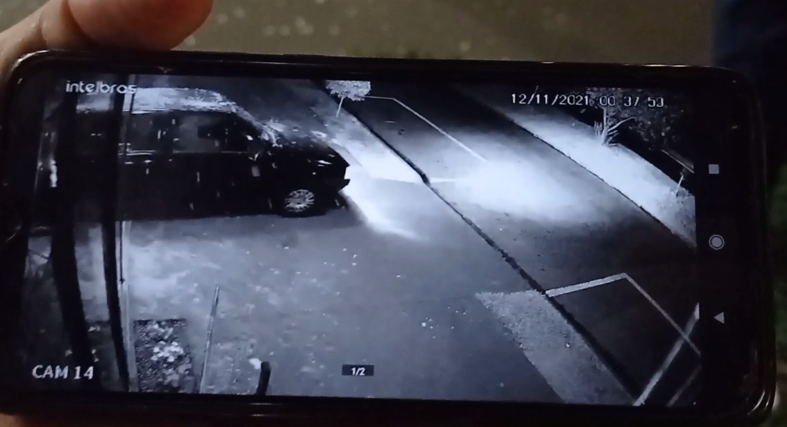 Bandidos quebram porta de blindex de mercado com carro para furtar