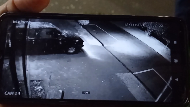 Bandidos quebram porta de blindex de mercado com carro para furtar