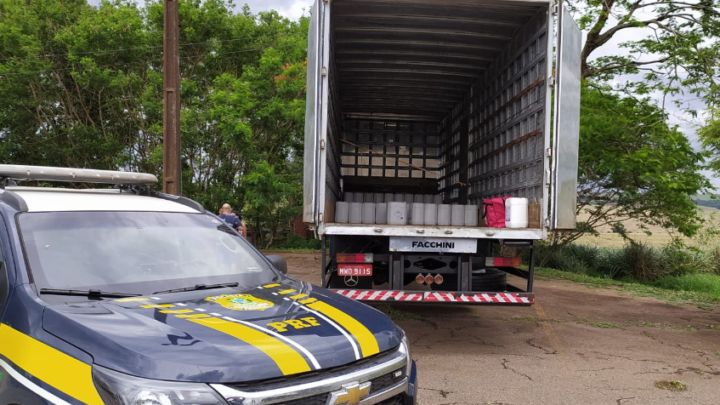 4 mil litros de fungicida falsificados são apreendidos pela PRF de Campo Mourão 4 mil litros de fungicida falsificados são apreendidos pela PRF de Campo Mourão