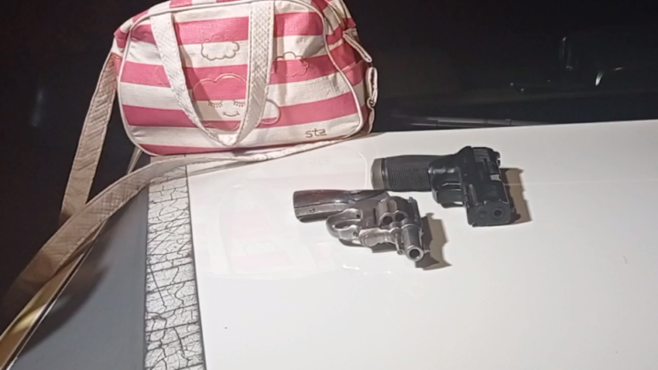 PM prende casal suspeito de assalto a posto e apreende armas e drogas