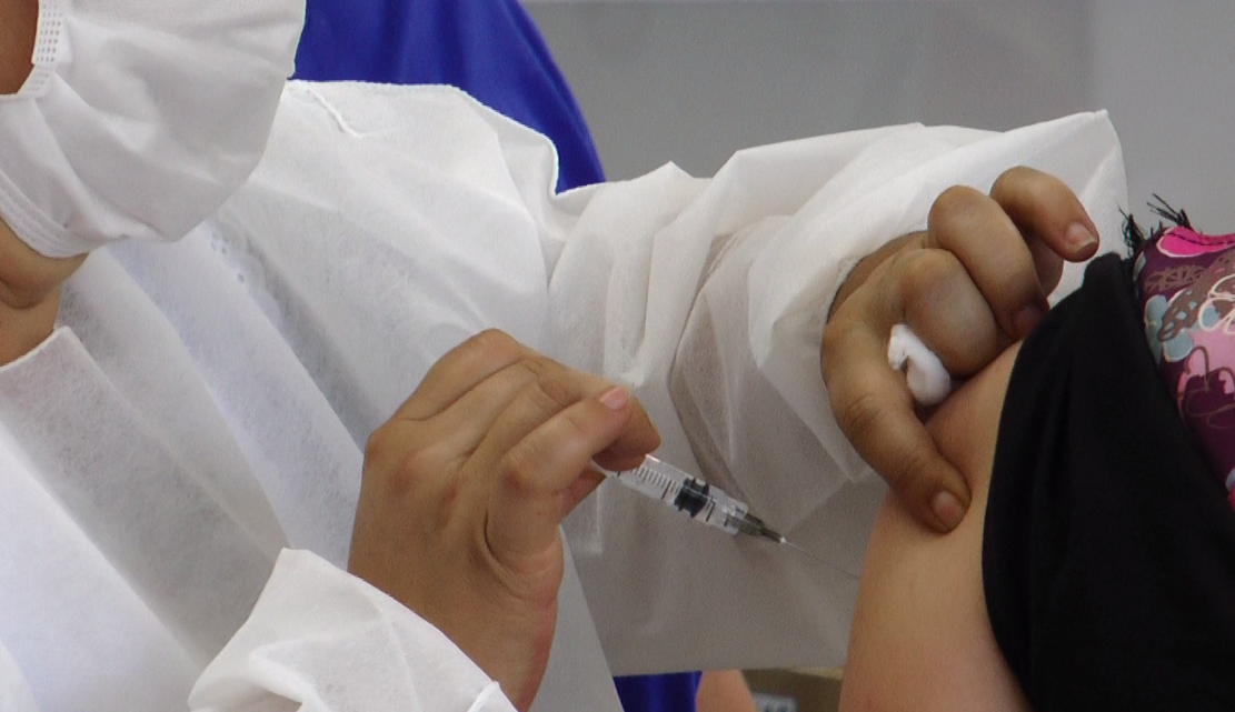 Secretário de saúde afirma que a meta da vacinação para a população está alcançada
