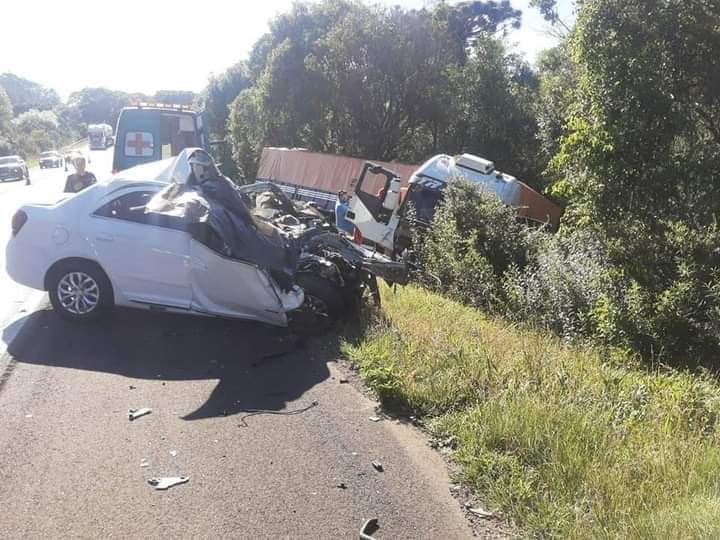 Grave acidente envolvendo veículo de Campo Mourão na BR 277 deixa quatro pessoas mortas.