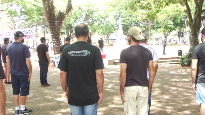 Policiais realizam manifestação na praça