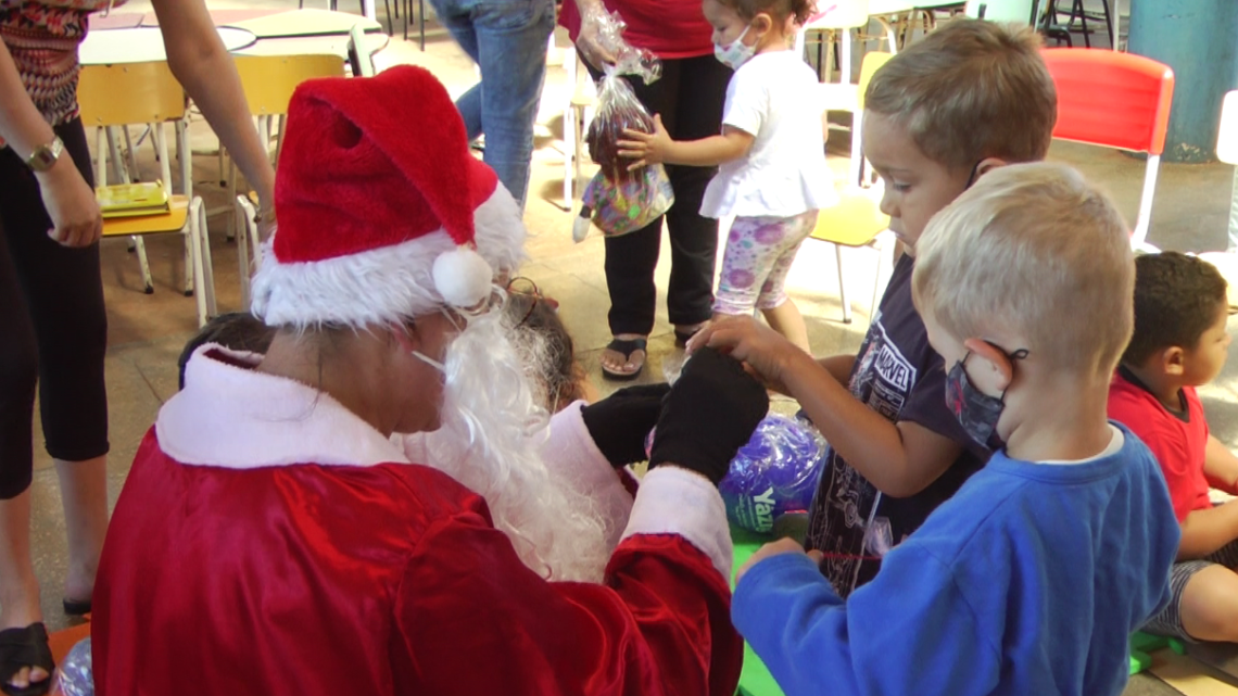 Crianças da Super Creche do Jardim Batel receberam o papai noel do Rotary