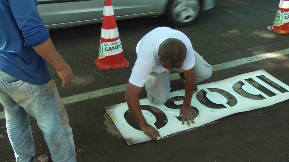 Equipe da Diretran estão concluindo sinalização e orientando motoristas