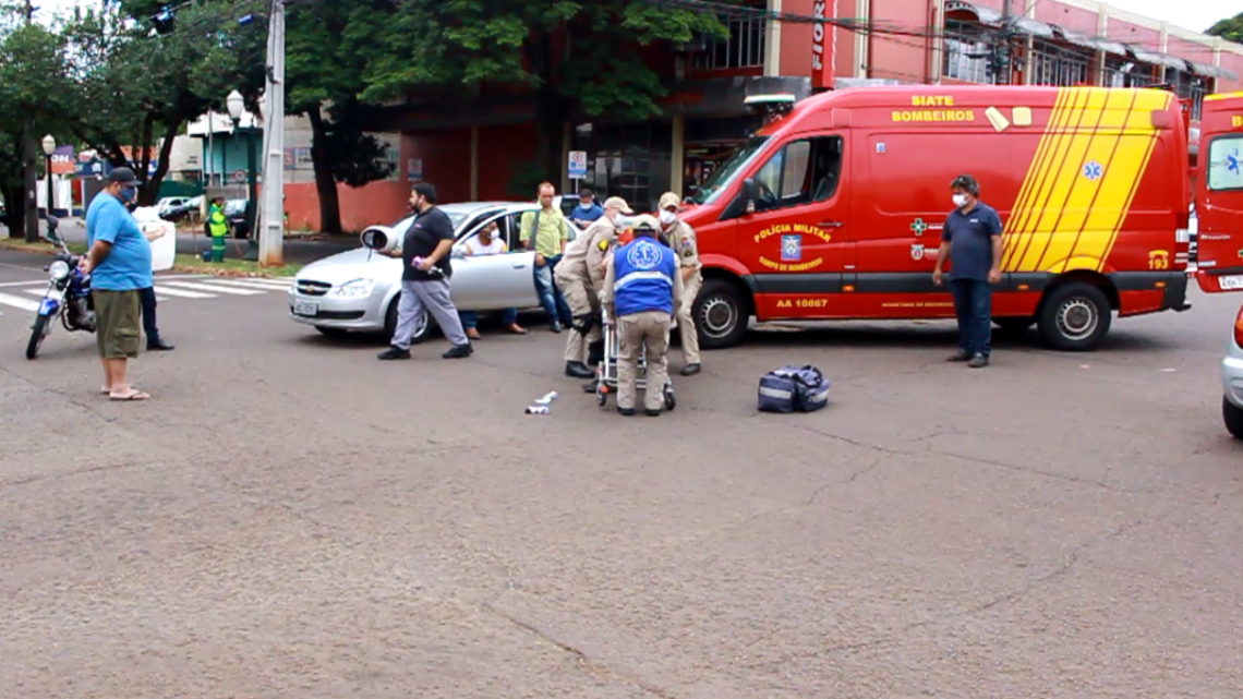 Motorista invade preferencial e causa acidente