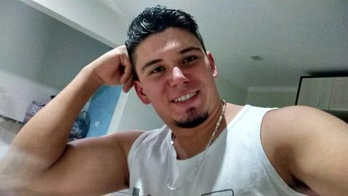 Motociclista morre ao cair e bater a cabeça no asfalto