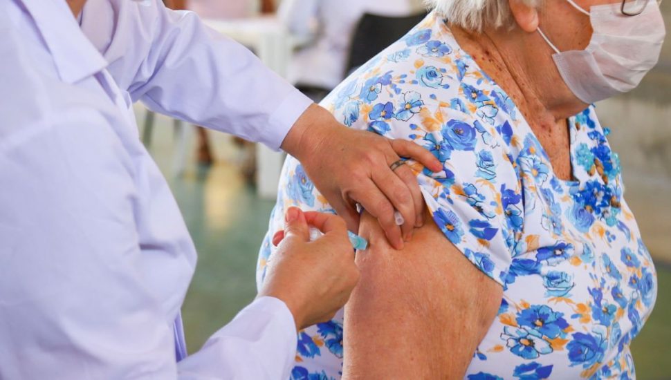 Vacinação contra gripe inicia para idosos acima de 75 anos em CM