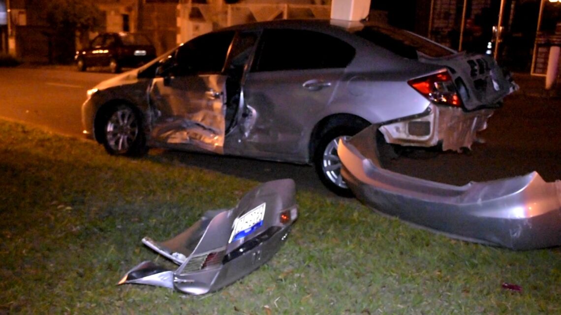 Acidente entre dois carros deixa mulher ferida no Centro