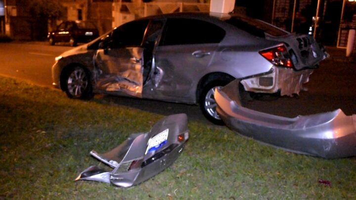 Acidente entre dois carros deixa mulher ferida no Centro Acidente entre dois carros deixa mulher ferida no Centro