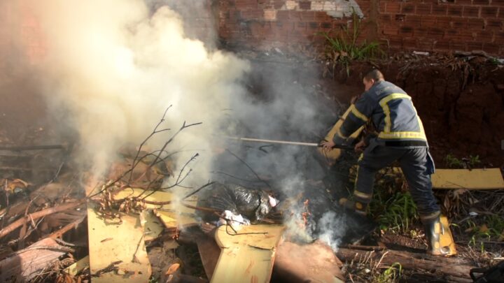 Crime Ambiental: Fogo em entulho atinge mata e mobiliza Bombeiros